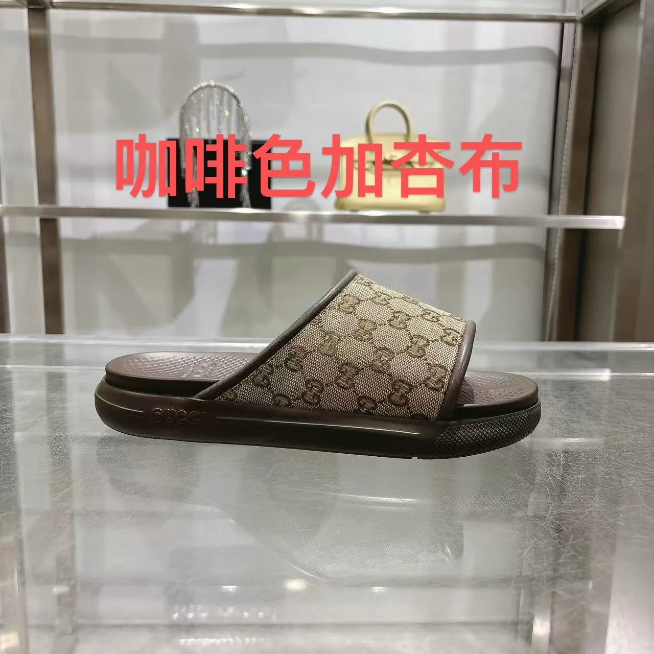 p400🐮🐮New summer men's slip-on slippers. Inspired by the summer spirit and beach clubs of the Italian coast, this piece is part of Gucci Lido. The Pre-Fall collection reinterprets the brand's signature elements and sophisticated patterns in a contemporary way. Made from black rubber, these flat sandals feature a slip-on design that reinterprets the brand's distinctive green and red web design. GG Classic Upper Men's Molded Rubber Footbed Gucci Logo Flat Made in Italy Size: Men's 40 to 47,